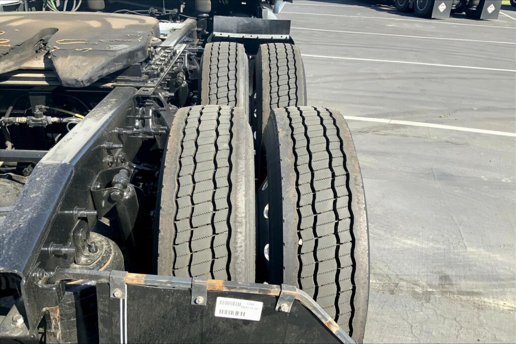 2022 CUM LT625 6×4 Sleeper