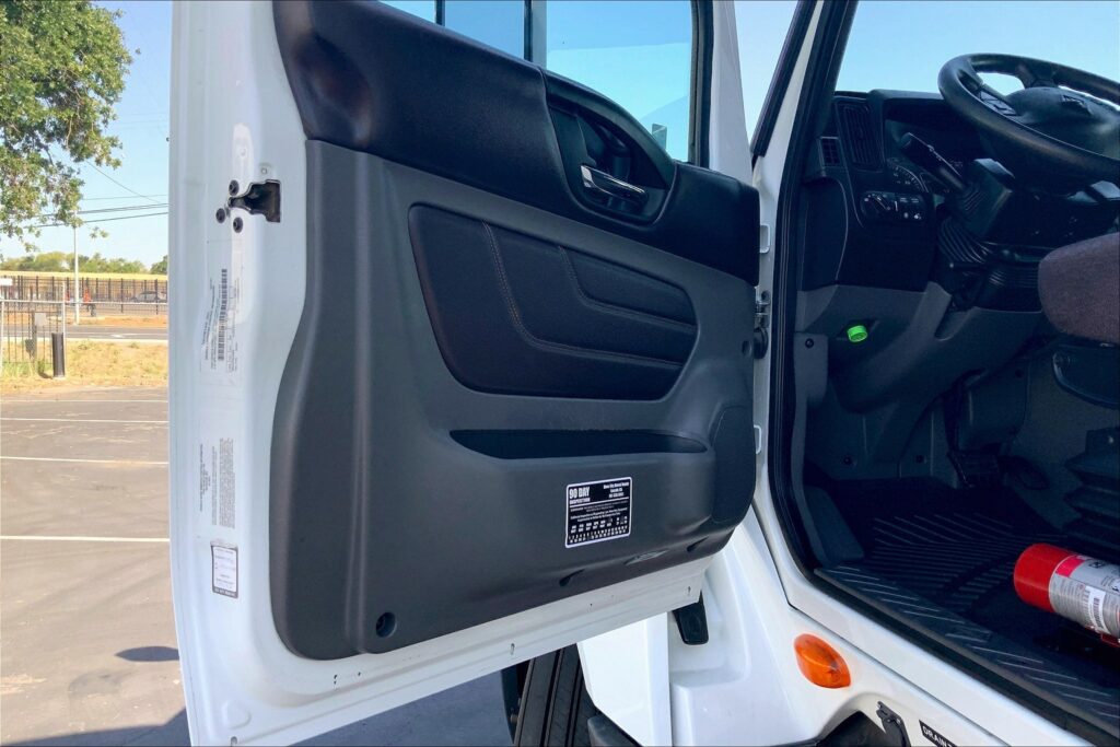 2022 CUM LT625 6×4 Sleeper