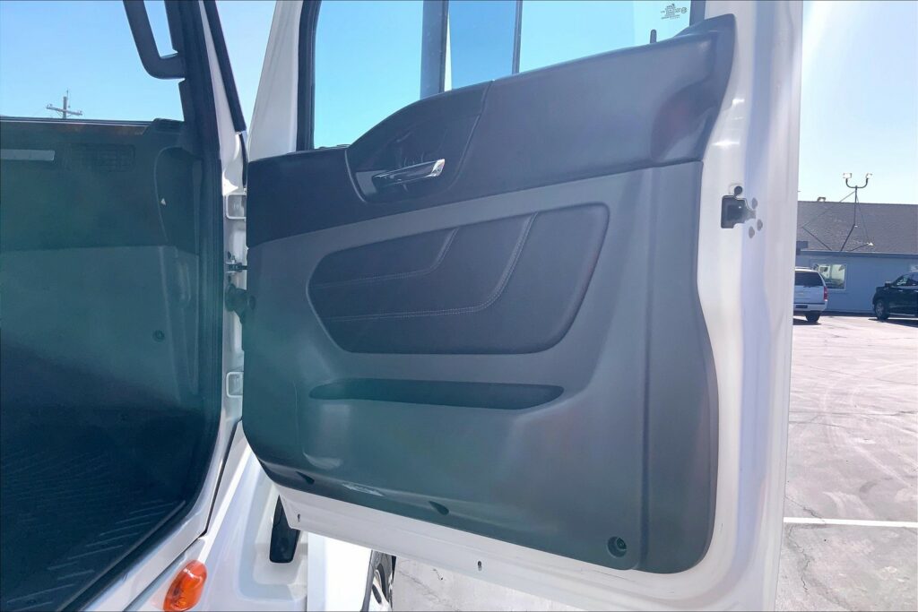 2022 CUM LT625 6×4 Sleeper