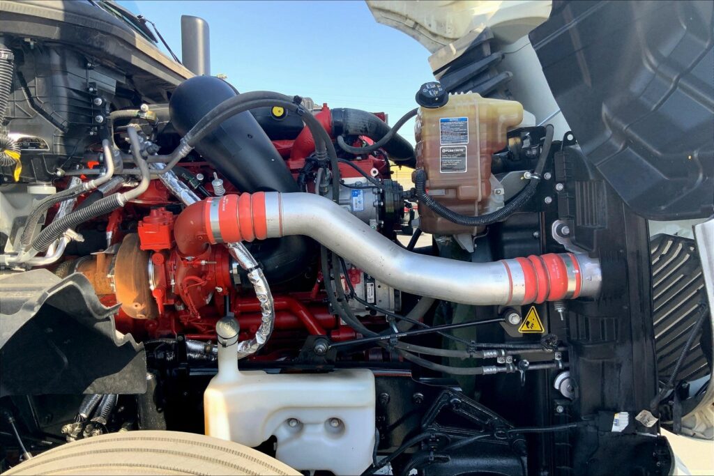 2022 CUM LT625 6×4 Sleeper