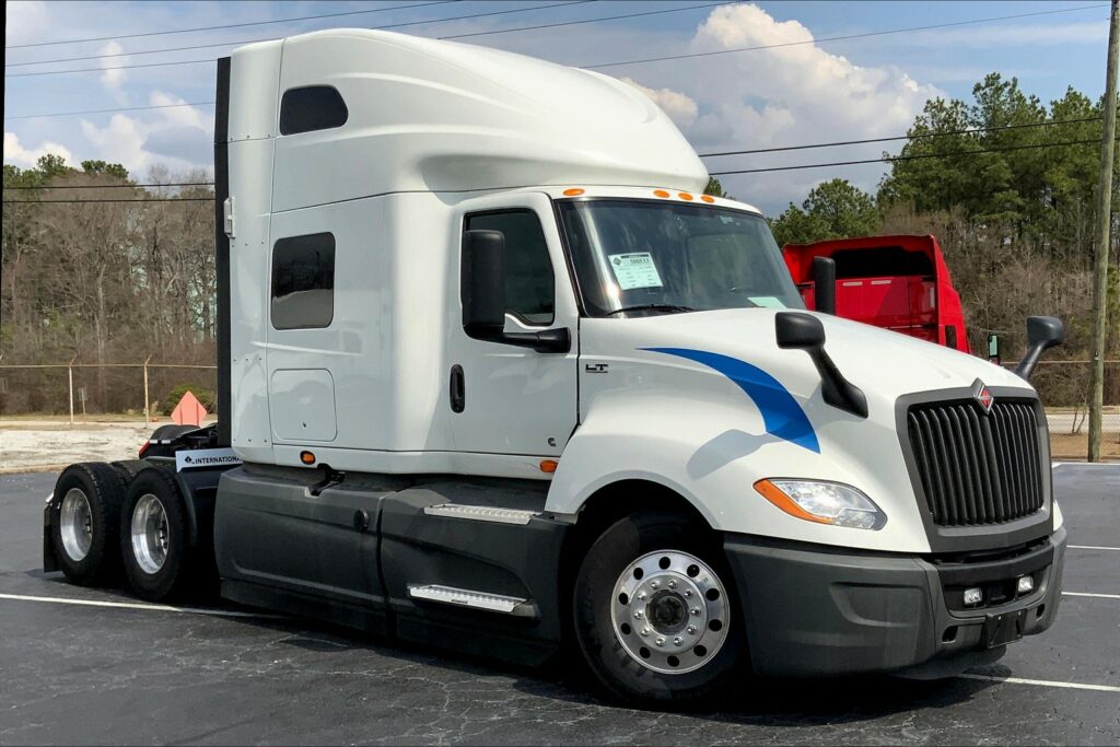 2021 CUM LT625 6×4 Sleeper