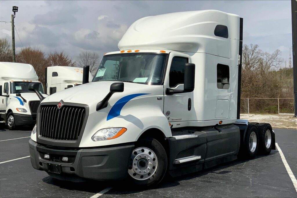 2021 CUM LT625 6×4 Sleeper