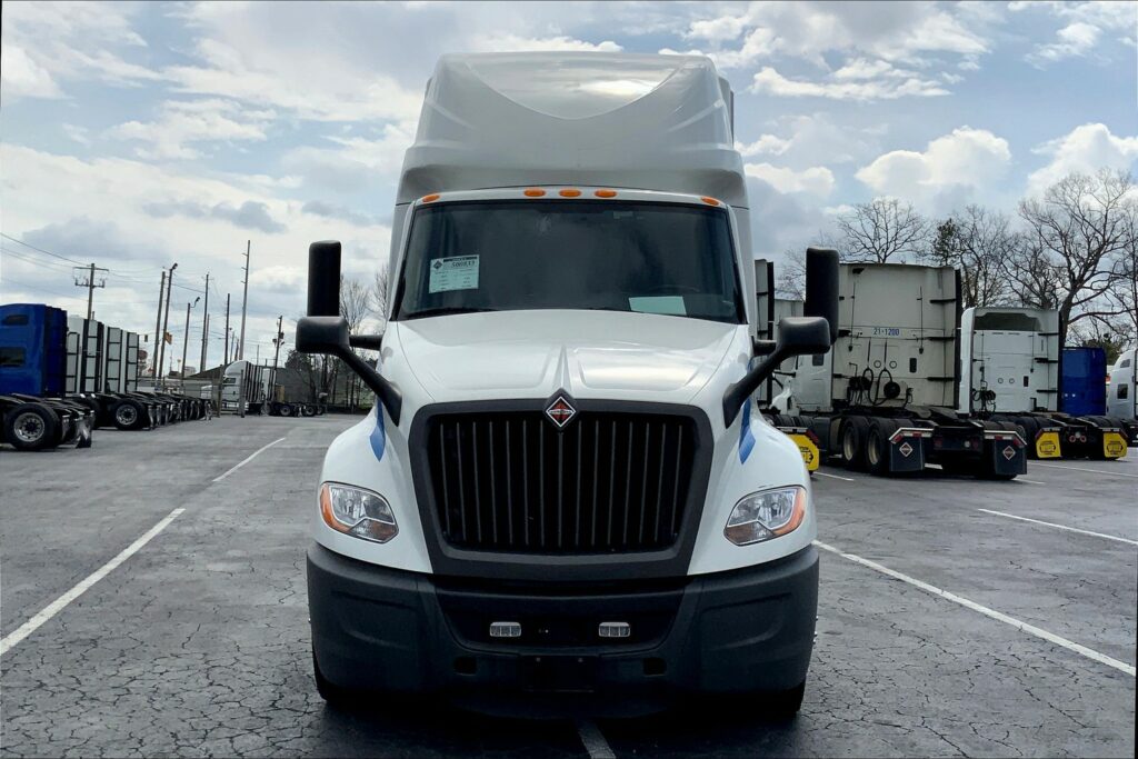 2021 CUM LT625 6×4 Sleeper