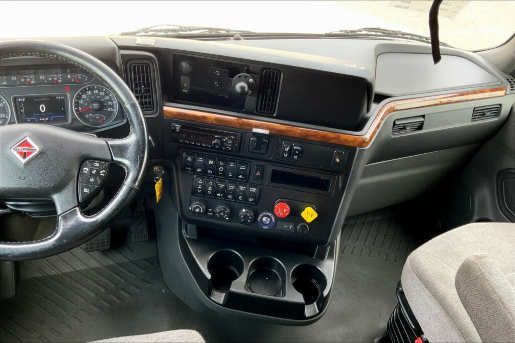 2021 CUM LT625 6×4 Sleeper