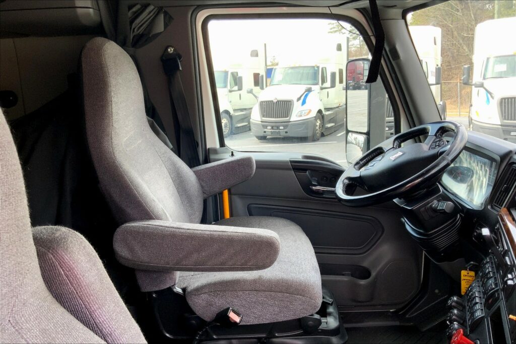 2021 CUM LT625 6×4 Sleeper