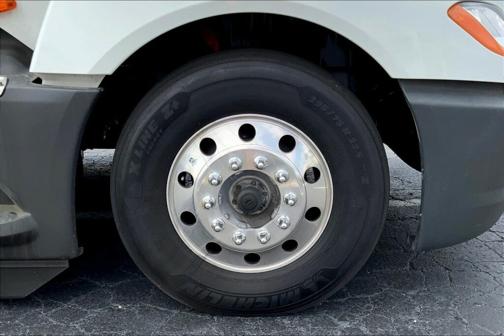 2021 CUM LT625 6×4 Sleeper