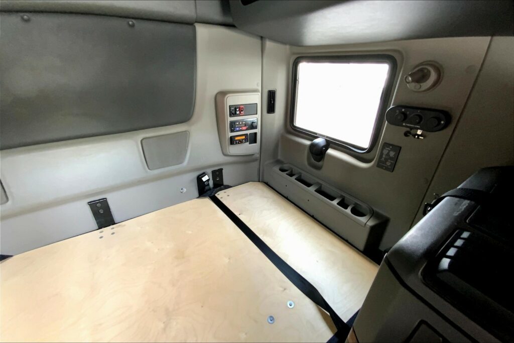 2021 CUM LT625 6×4 Sleeper