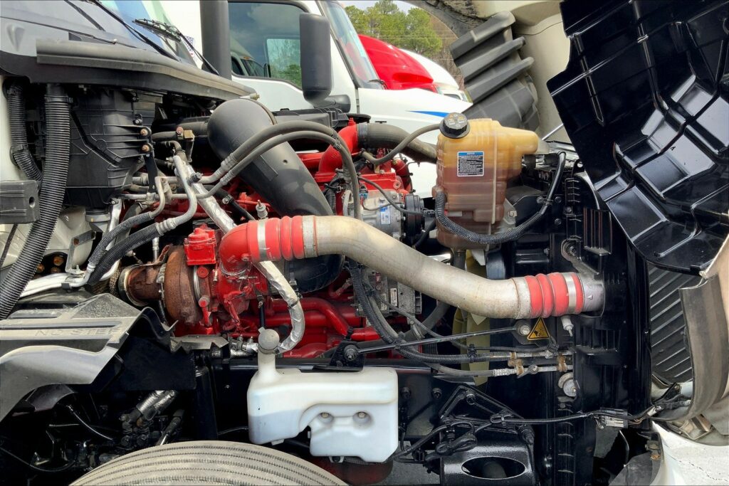 2021 CUM LT625 6×4 Sleeper