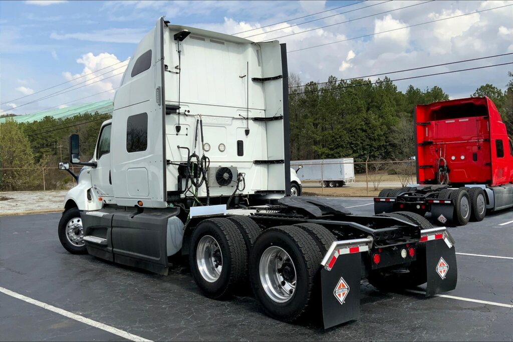 2021 CUM LT625 6×4 Sleeper