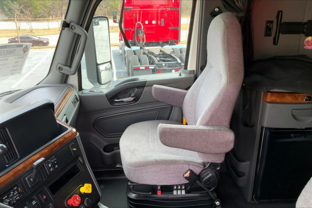 2021 CUM LT625 6×4 Sleeper