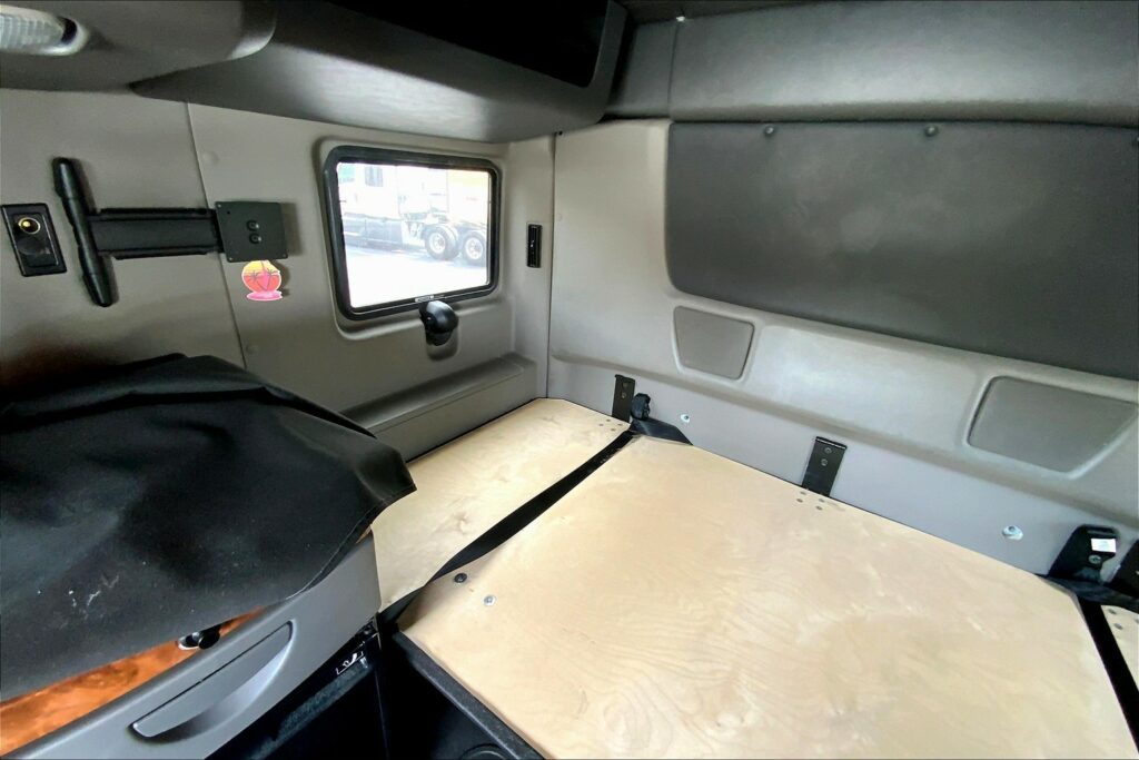 2021 CUM LT625 6×4 Sleeper