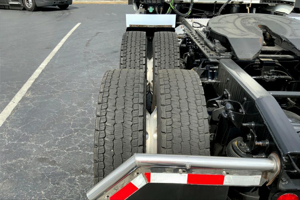 2021 CUM LT625 6×4 Sleeper