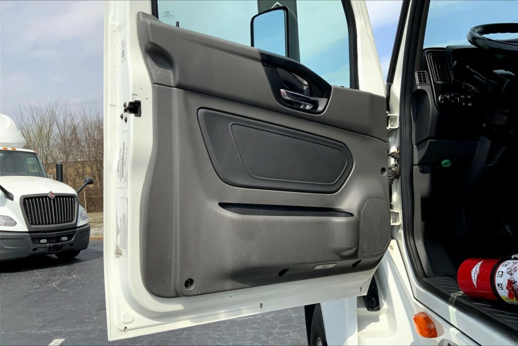 2021 CUM LT625 6×4 Sleeper