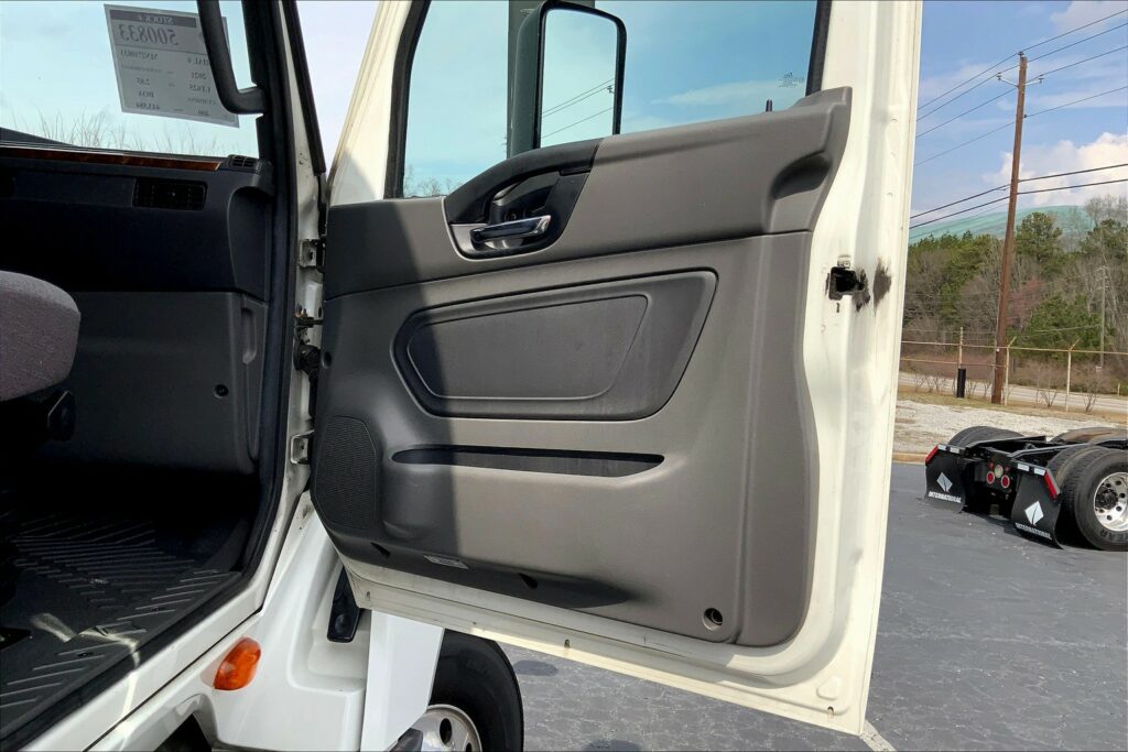 2021 CUM LT625 6×4 Sleeper