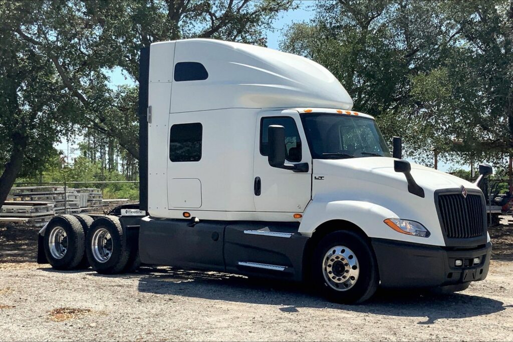 2021 CUM LT625 6×4 Sleeper