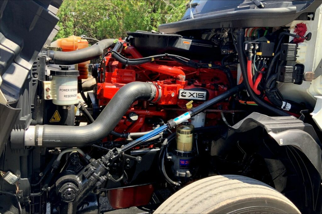 2021 CUM LT625 6×4 Sleeper