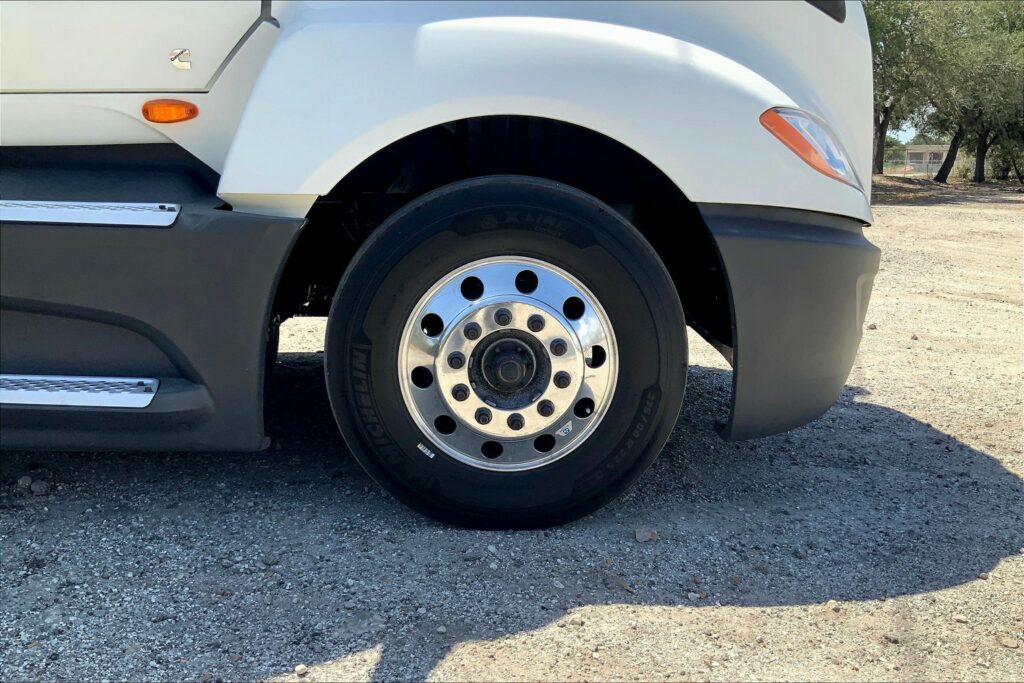 2021 CUM LT625 6×4 Sleeper