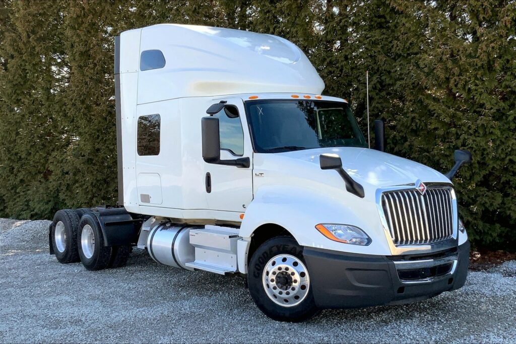 2021 CUM LT625 6×4 Sleeper