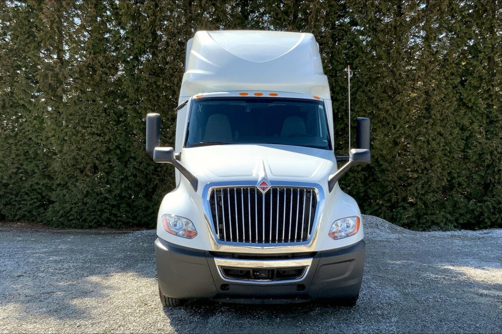 2021 CUM LT625 6×4 Sleeper