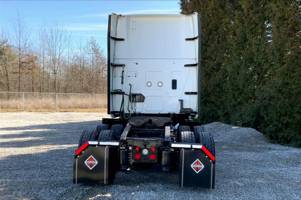 2021 CUM LT625 6×4 Sleeper