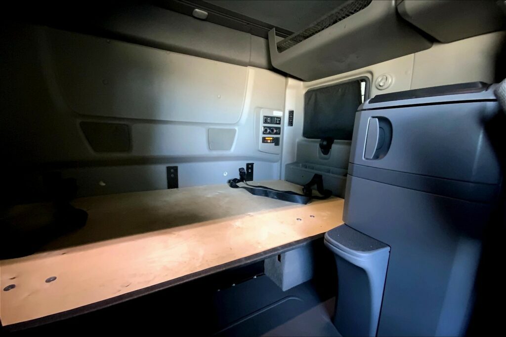 2021 CUM LT625 6×4 Sleeper