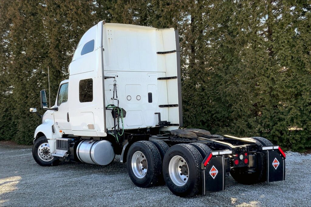 2021 CUM LT625 6×4 Sleeper