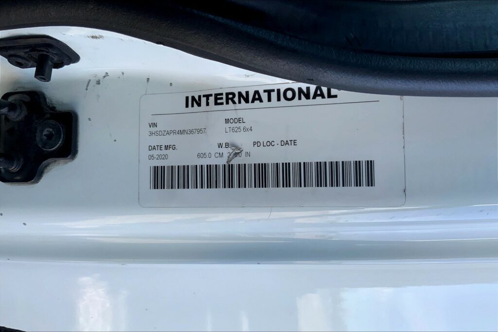 2021 CUM LT625 6×4 Sleeper