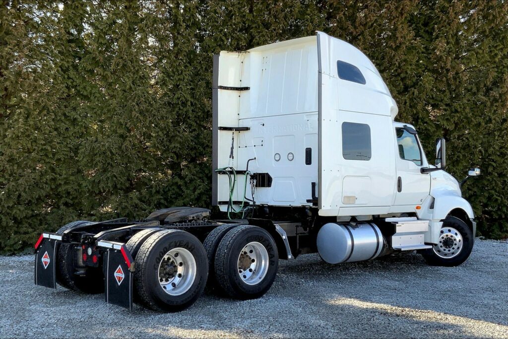 2021 CUM LT625 6×4 Sleeper