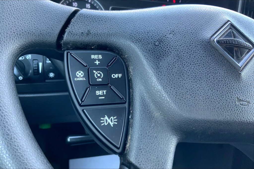 2021 CUM LT625 6×4 Sleeper