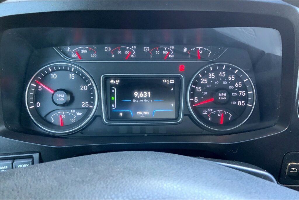 2021 CUM LT625 6×4 Sleeper