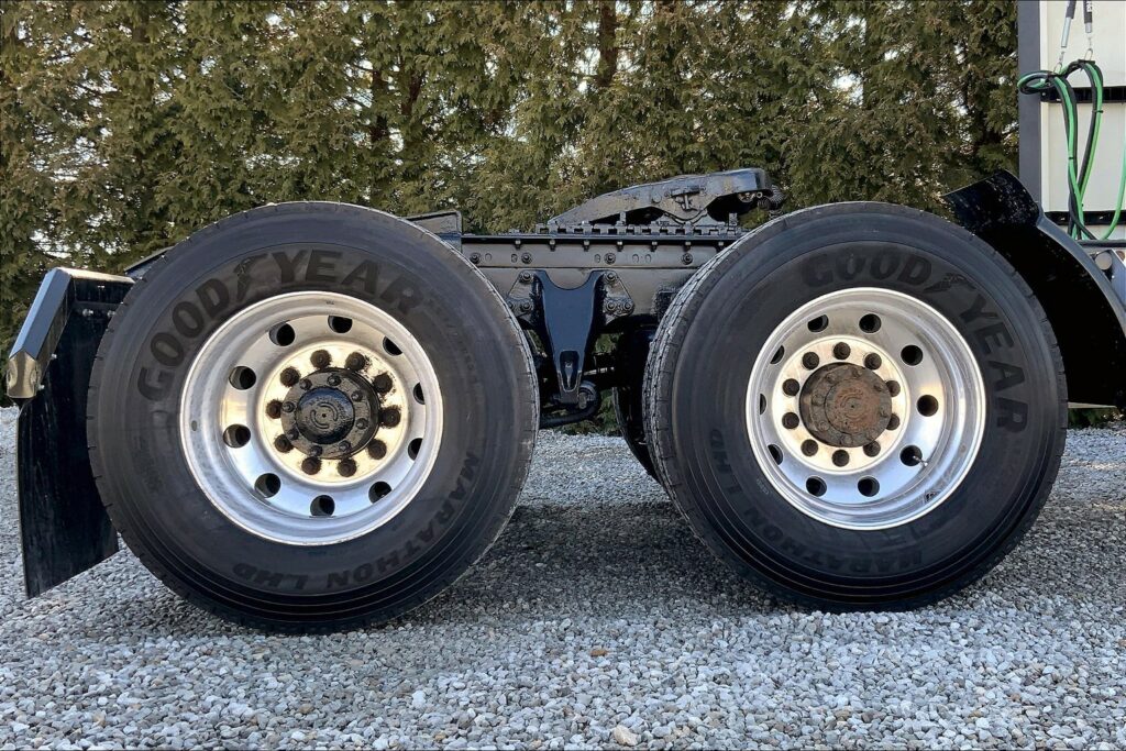 2021 CUM LT625 6×4 Sleeper