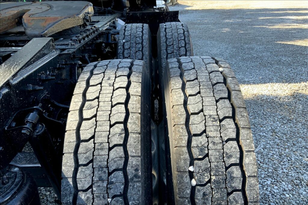 2021 CUM LT625 6×4 Sleeper