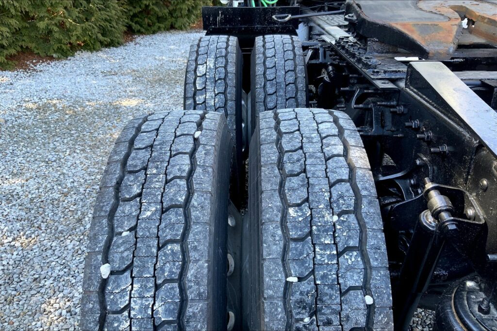 2021 CUM LT625 6×4 Sleeper