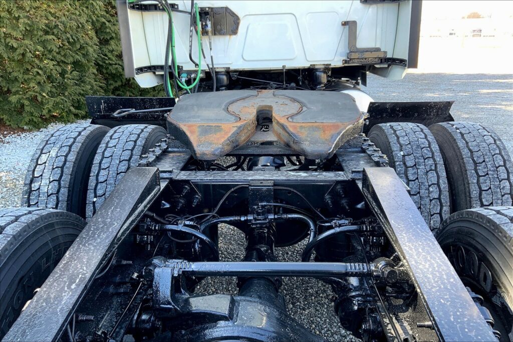 2021 CUM LT625 6×4 Sleeper