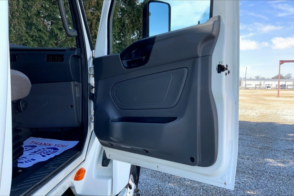 2021 CUM LT625 6×4 Sleeper