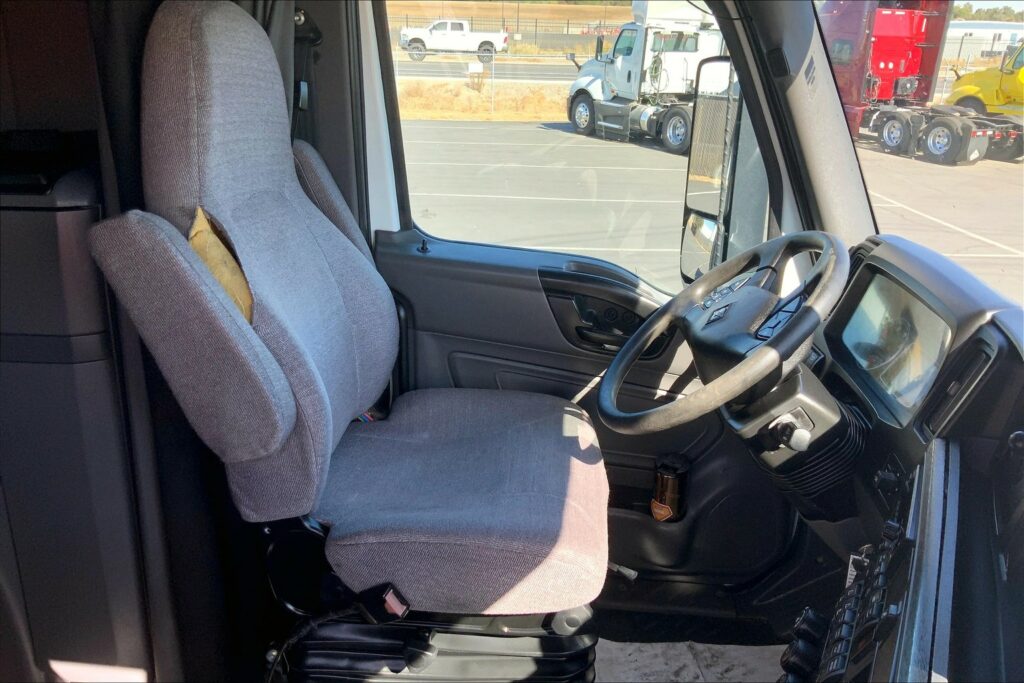 2021 CUM LT625 6×4 Sleeper