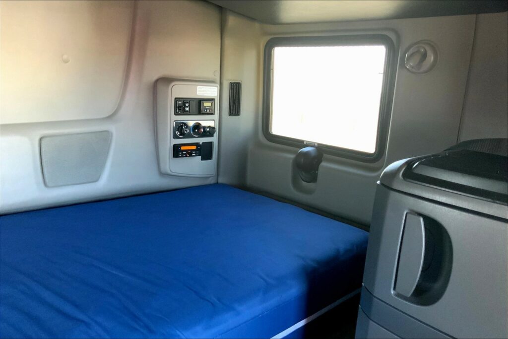 2021 CUM LT625 6×4 Sleeper