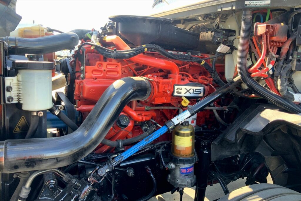 2021 CUM LT625 6×4 Sleeper