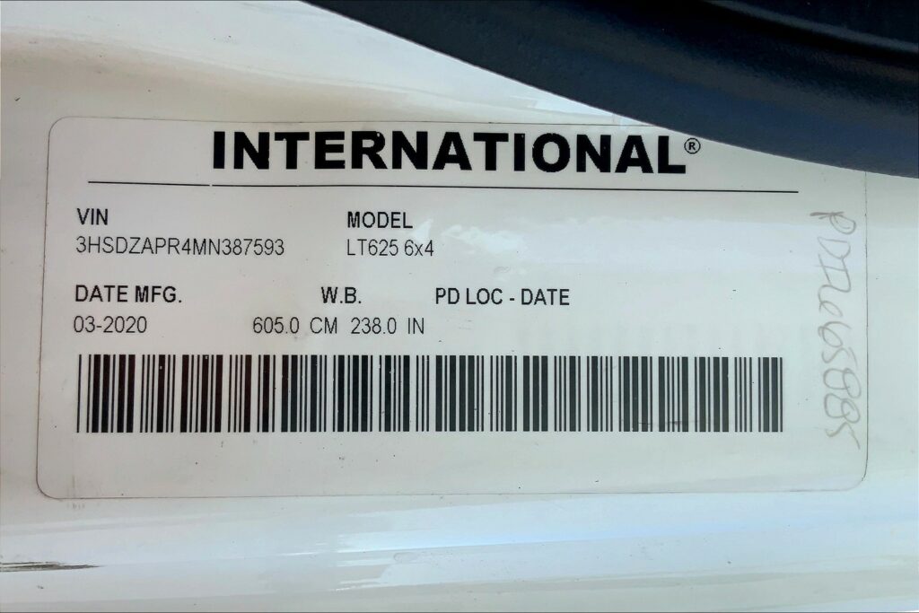 2021 CUM LT625 6×4 Sleeper