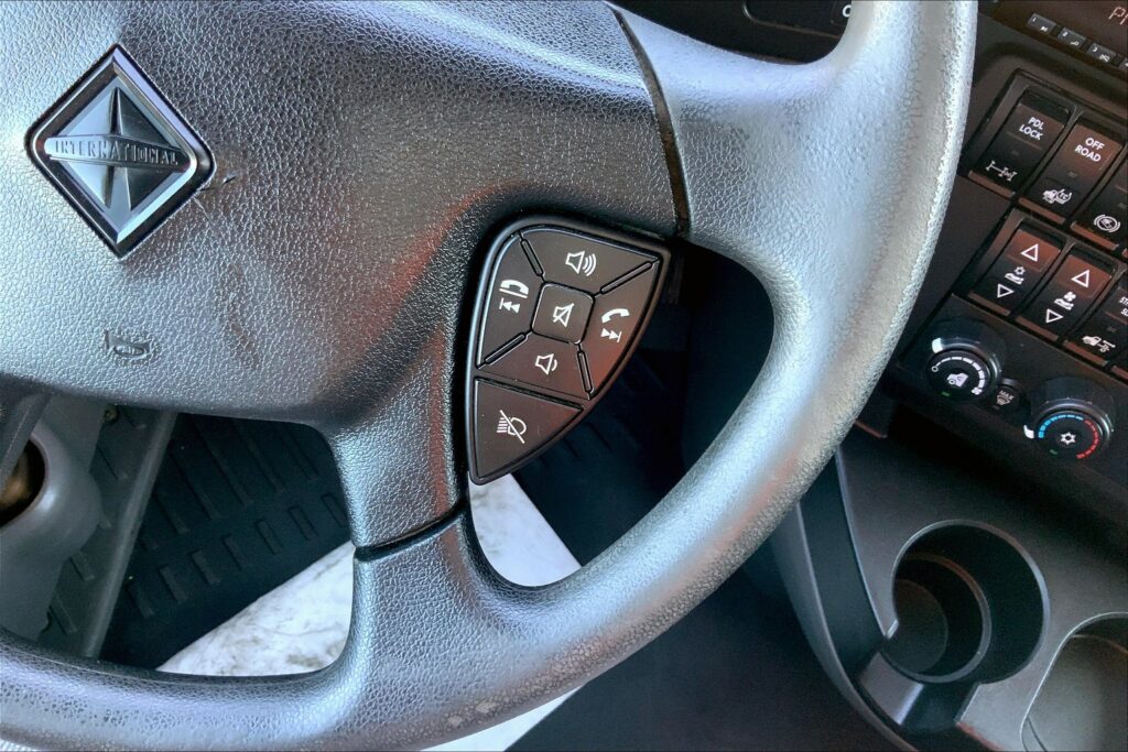 2021 CUM LT625 6×4 Sleeper