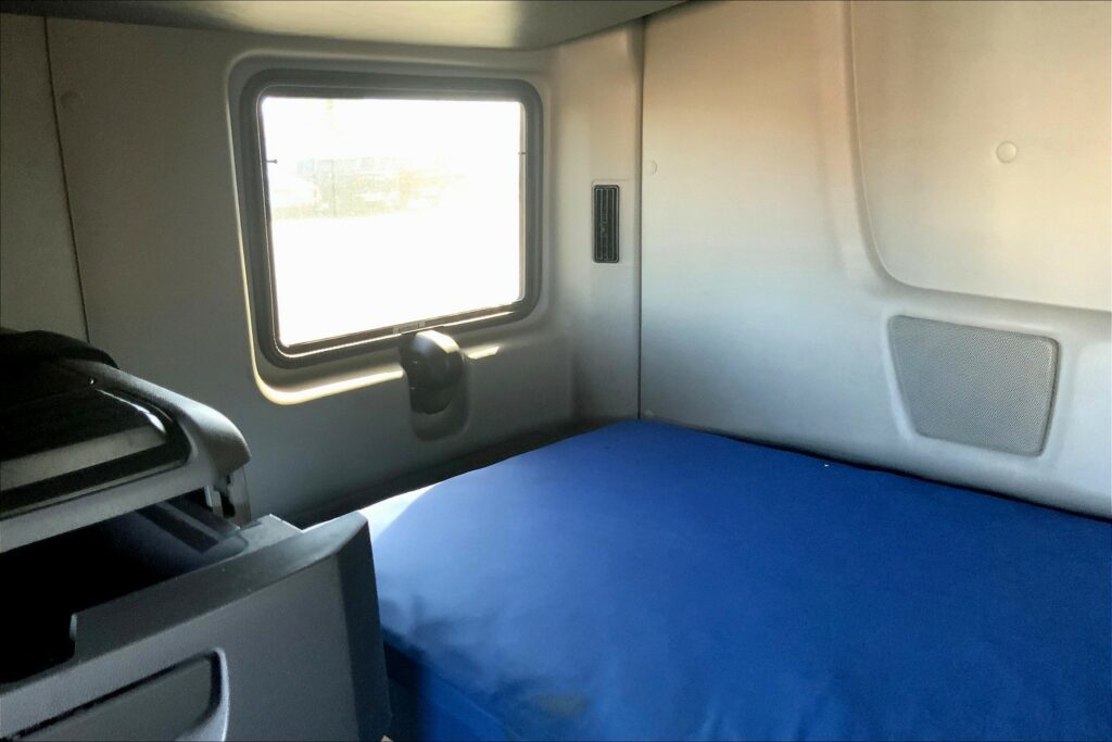 2021 CUM LT625 6×4 Sleeper