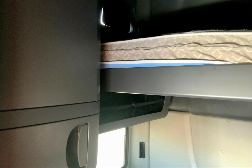 2021 CUM LT625 6×4 Sleeper