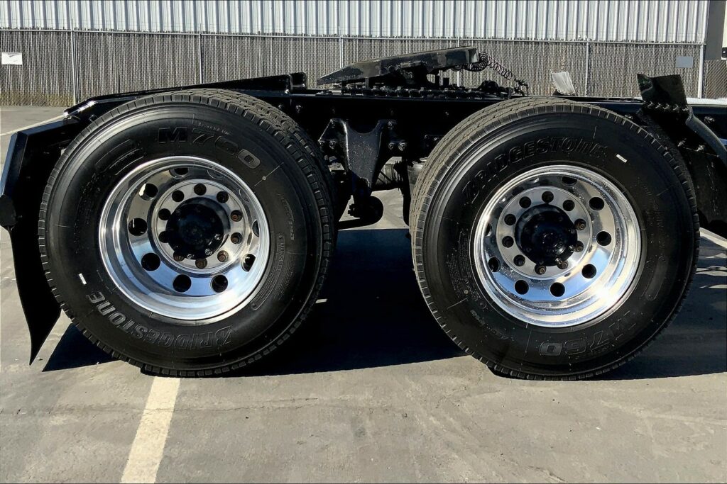 2021 CUM LT625 6×4 Sleeper