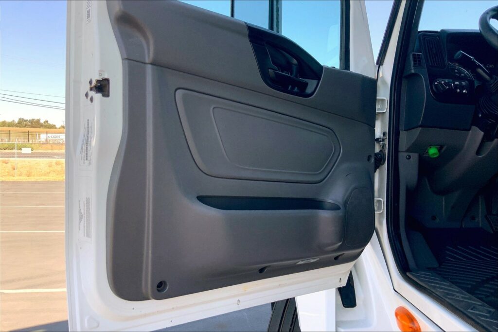 2021 CUM LT625 6×4 Sleeper