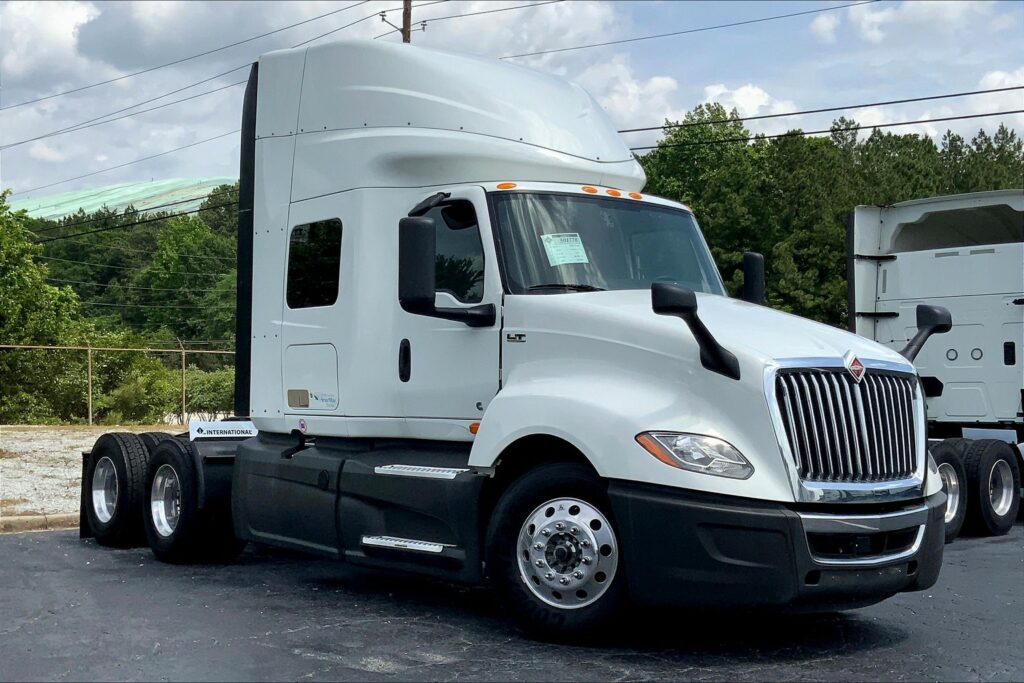 2022 CUM LT625 6×4 Sleeper