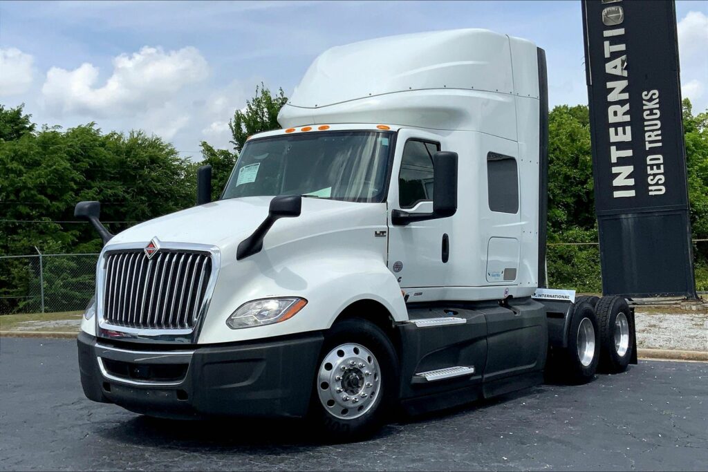 2022 CUM LT625 6×4 Sleeper