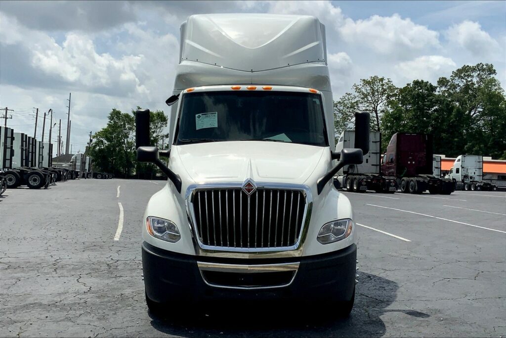 2022 CUM LT625 6×4 Sleeper