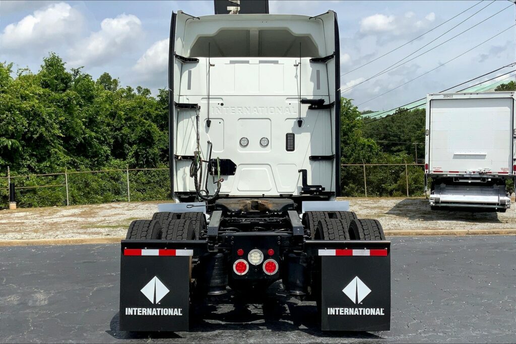 2022 CUM LT625 6×4 Sleeper