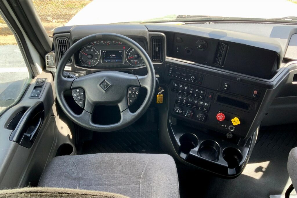 2022 CUM LT625 6×4 Sleeper