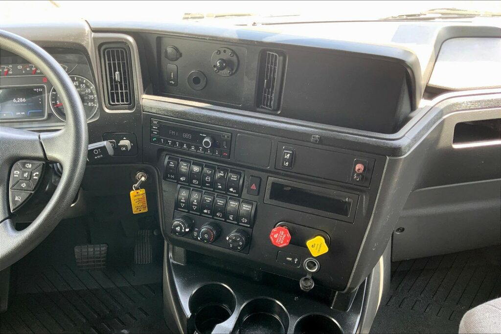 2022 CUM LT625 6×4 Sleeper